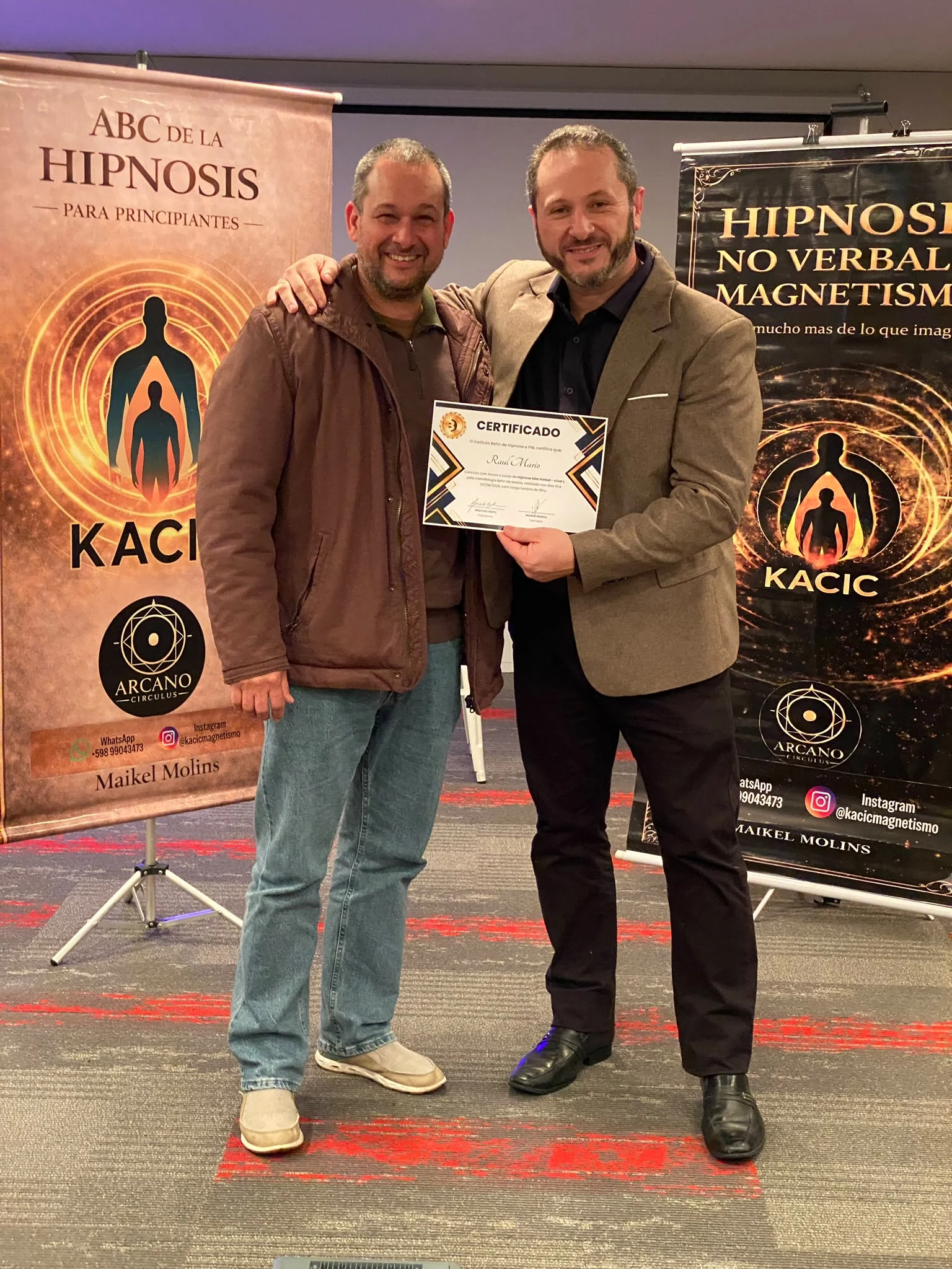 Participante recibiendo un certificado junto a Maikel