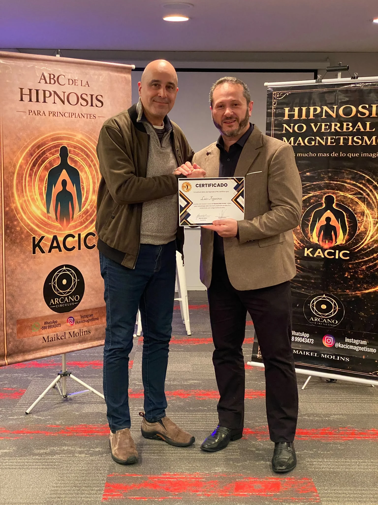 Participante con su certificado junto a Maikel