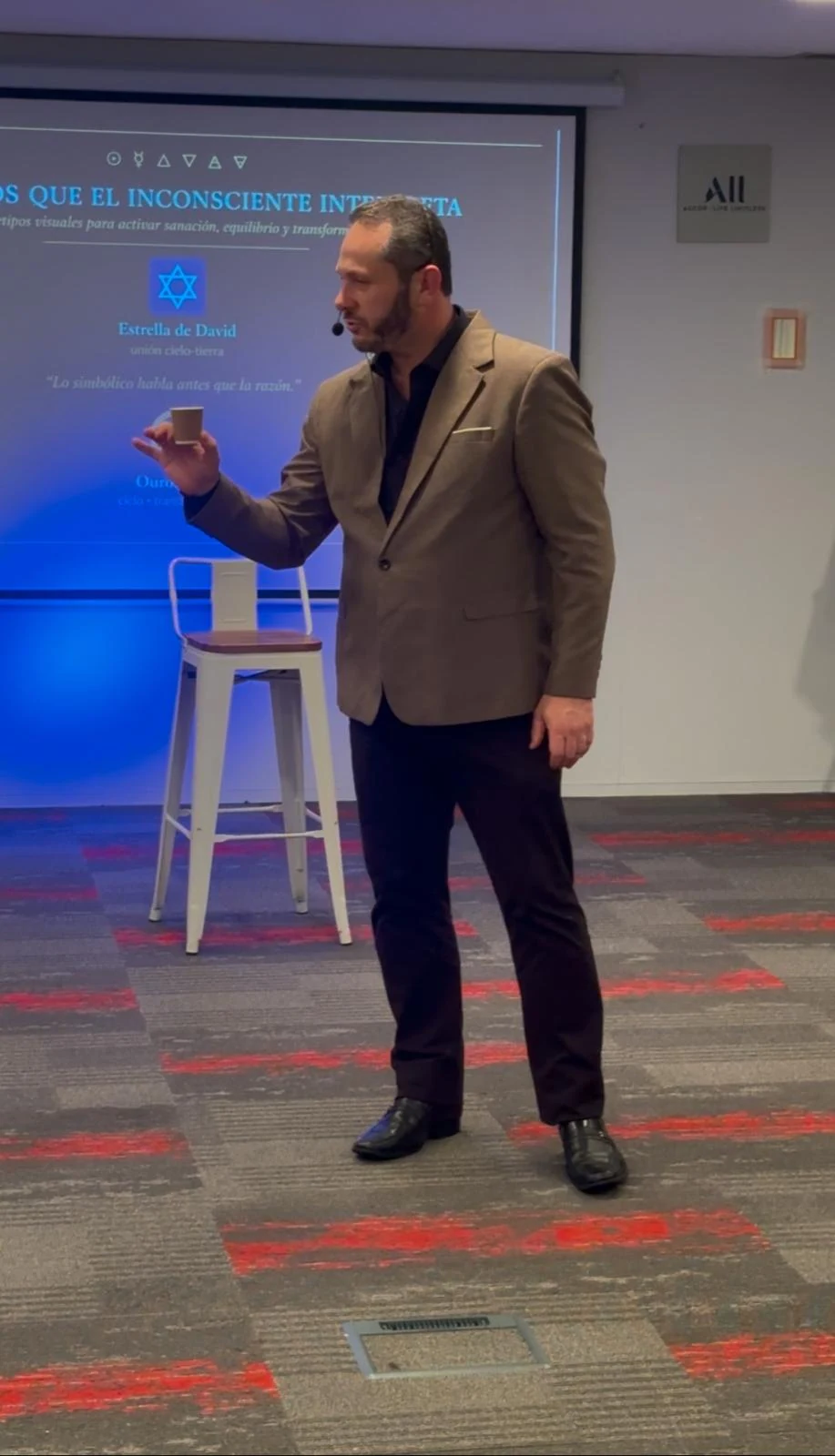 Maikel explicando un contenido durante una formación presencial